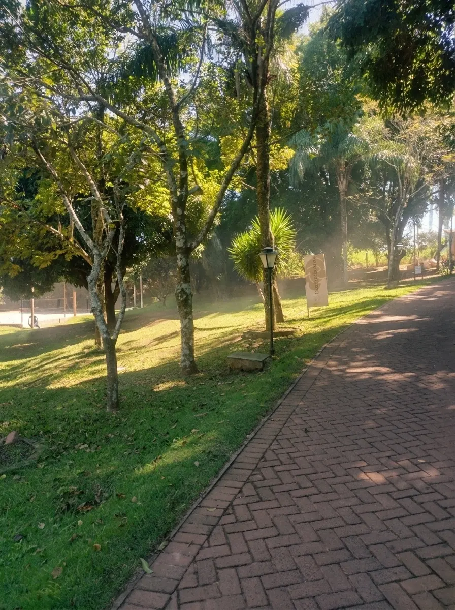 Caminho de tijolos no jardim do Água Santa em dia de sol