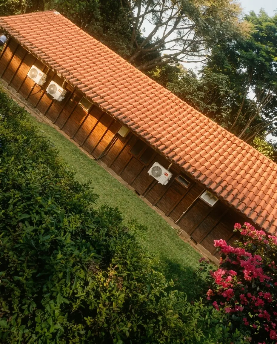 Chalé dos apartamentos do Água Santa no fim de tarde, cercado pelo jardim e pelas buganvílias