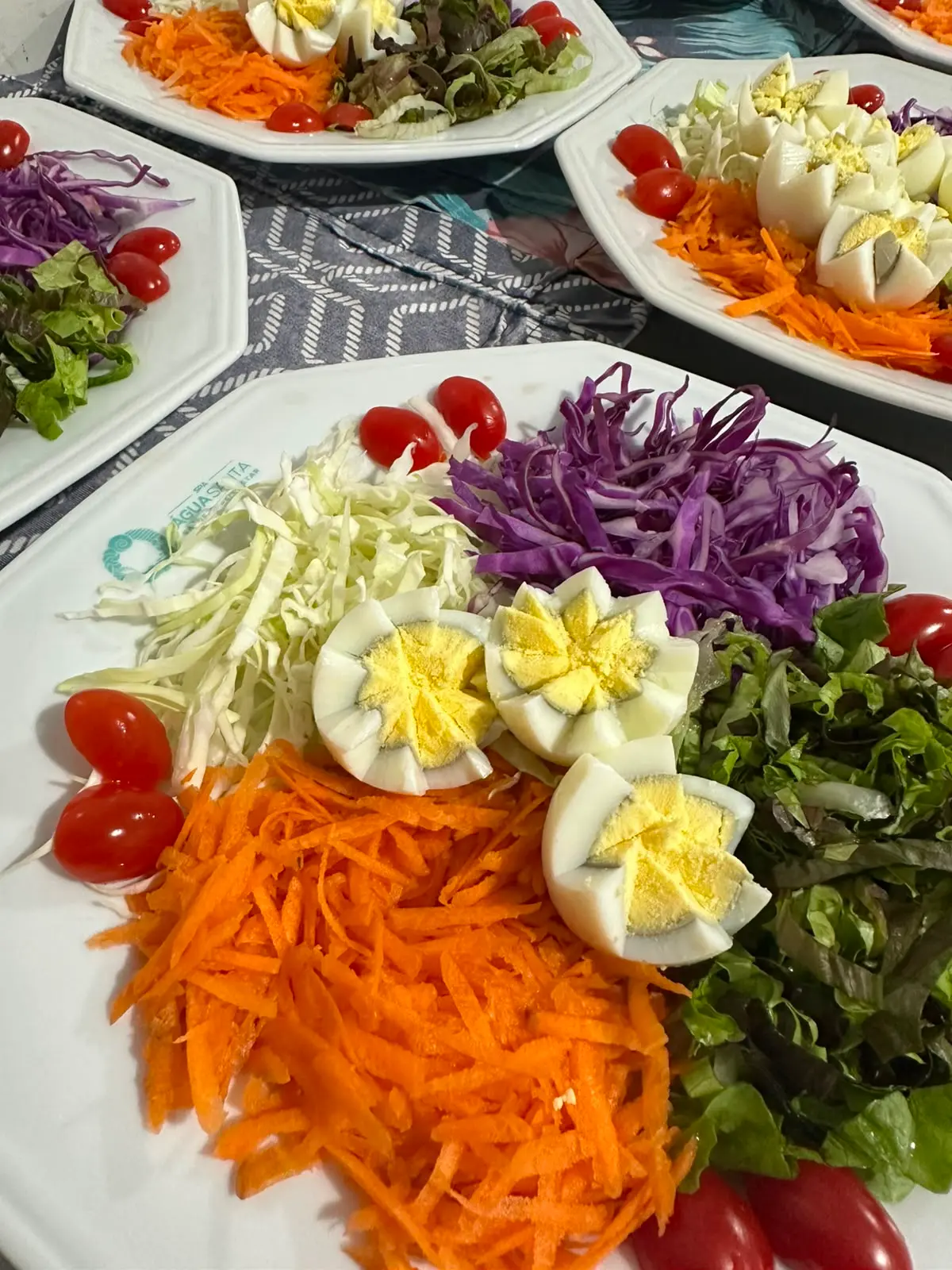 Prato real servido na louça do Água Santa: salada colorida e fresca