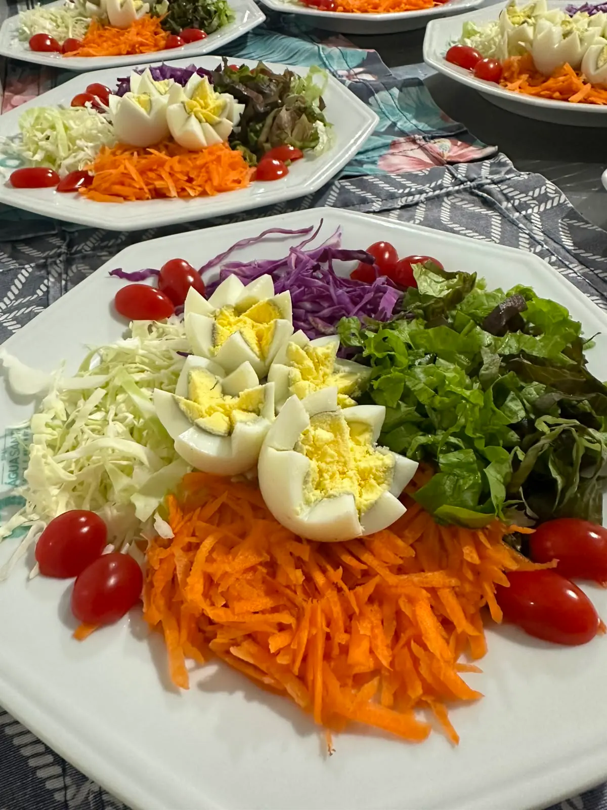 Salada fresca e colorida servida na louça do spa